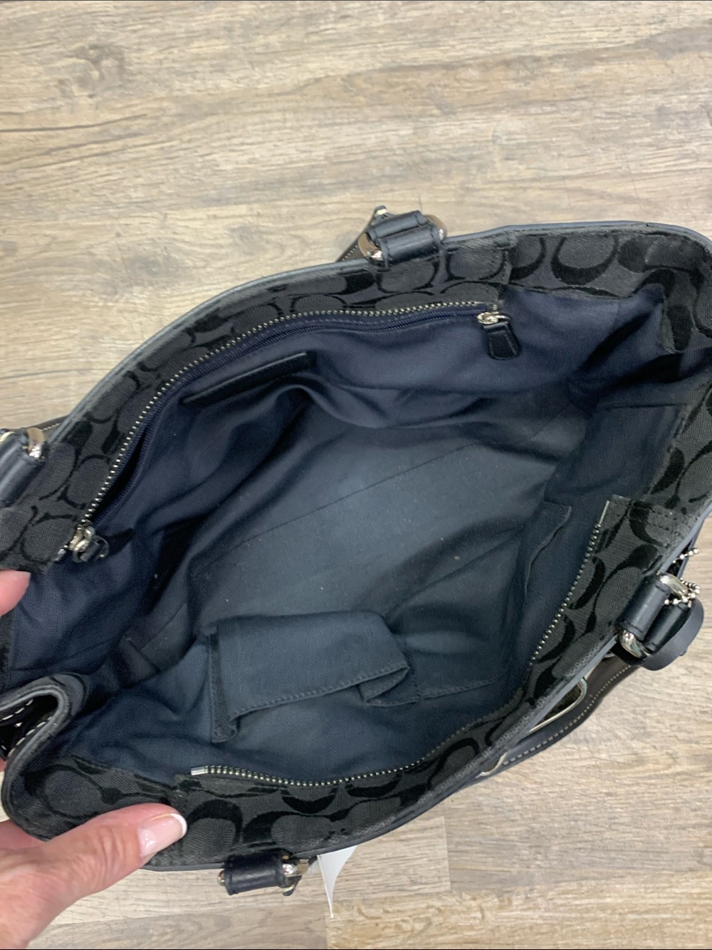 Black Signature-Pattern Shoulder Bag - Picture 4 of 7